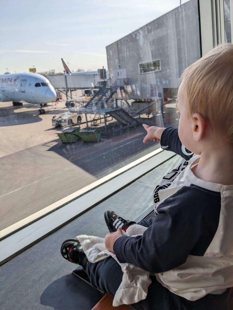 flying with kids - tips for entertaining kids during a layover (looking at planes)