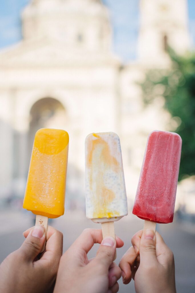 Manger une gâterie pour chasser l'ennui - 10 façons de divertir les enfants en faisant la queue