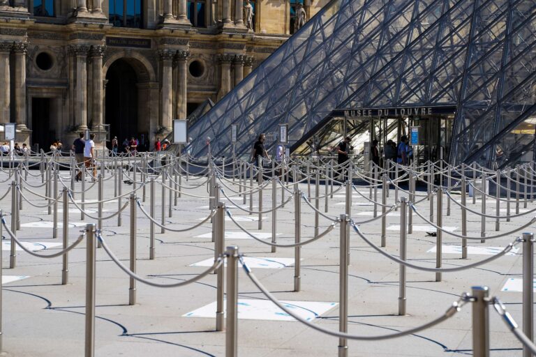 Long waiting lines while travelling - 10 ways to entertain kids while waiting in line