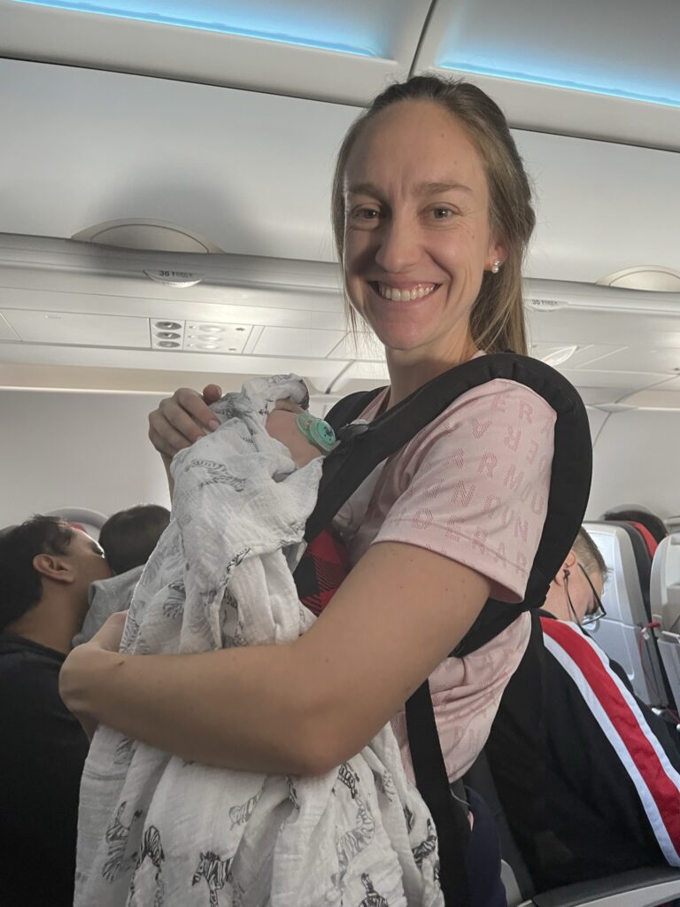 S'asseoir à l'arrière de l'avion avec un tout-petit vous donne plus d'espace pour marcher et s'étirer - voyager en avion avec des enfants
