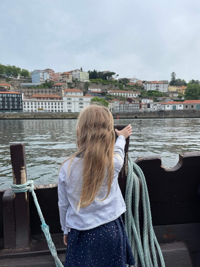 Une toute-petite fait une croisière sur le Douro - Porto avec des enfants