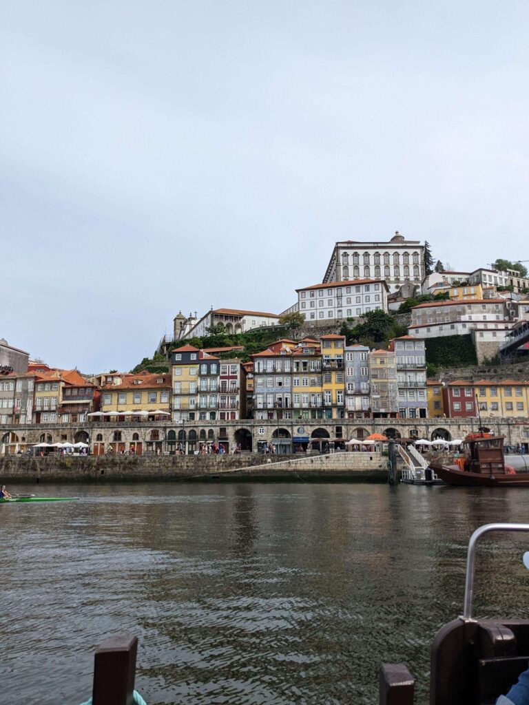 Une croisière sur le Douro est l'une des meilleures choses à faire à Porto avec des enfants