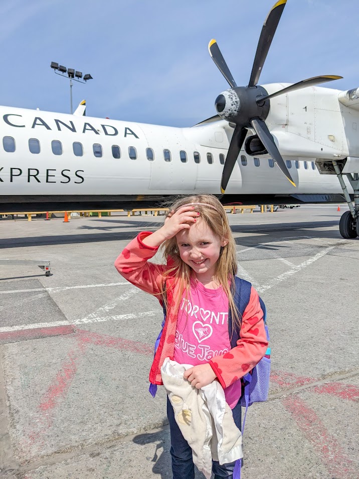 Une toute-petite lors de l'embarquement - voyager en avion avec des enfants