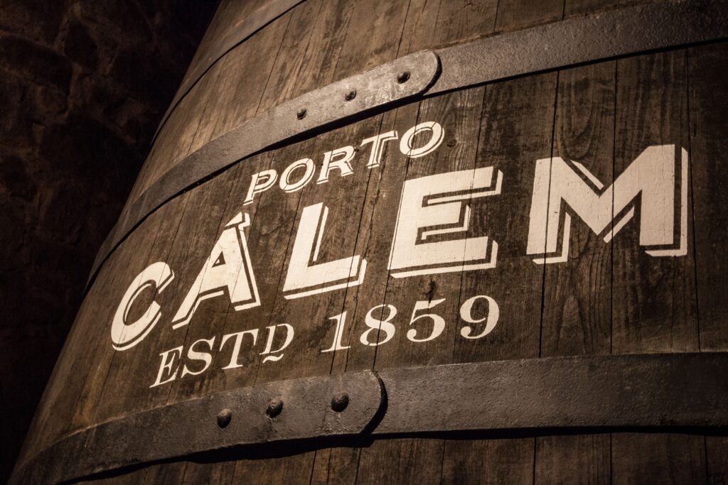 Les caves à vins méritent d'être visitées à Porto - c'est l'une des meilleures choses à faire à Porto avec des enfants
