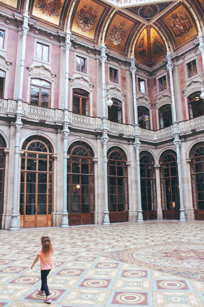 Palacio da Bolsa - un endroit magnifique à visiter à Porto avec des enfants
