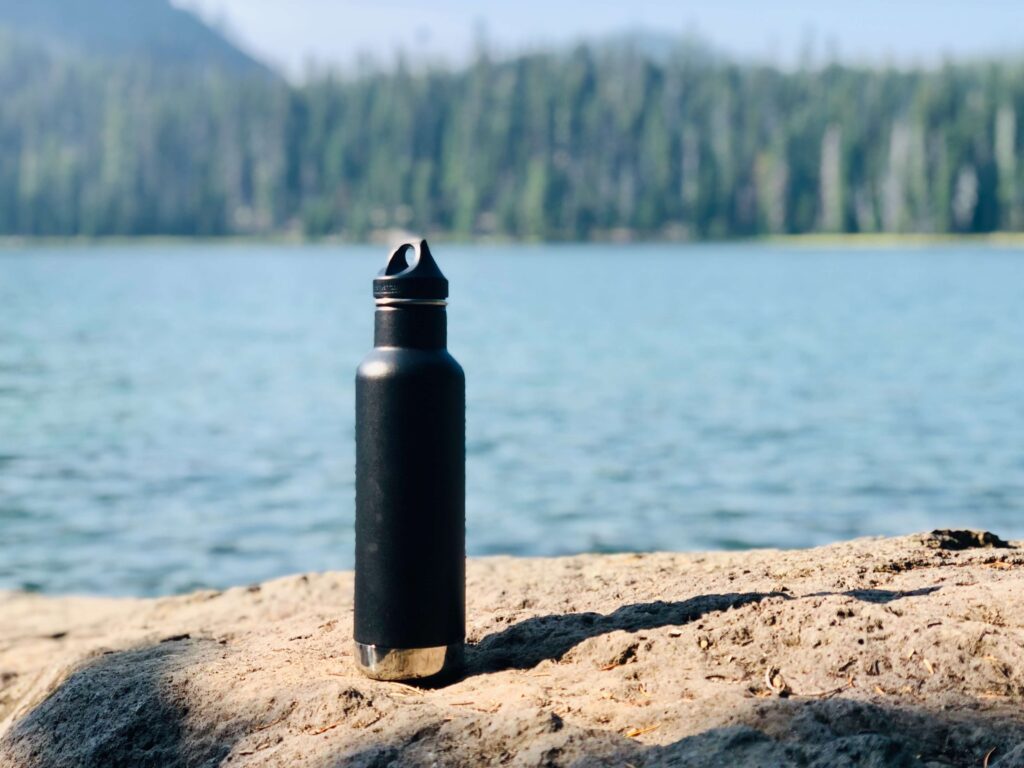l'eau est l'un des essentiels de randonnée pour enfants