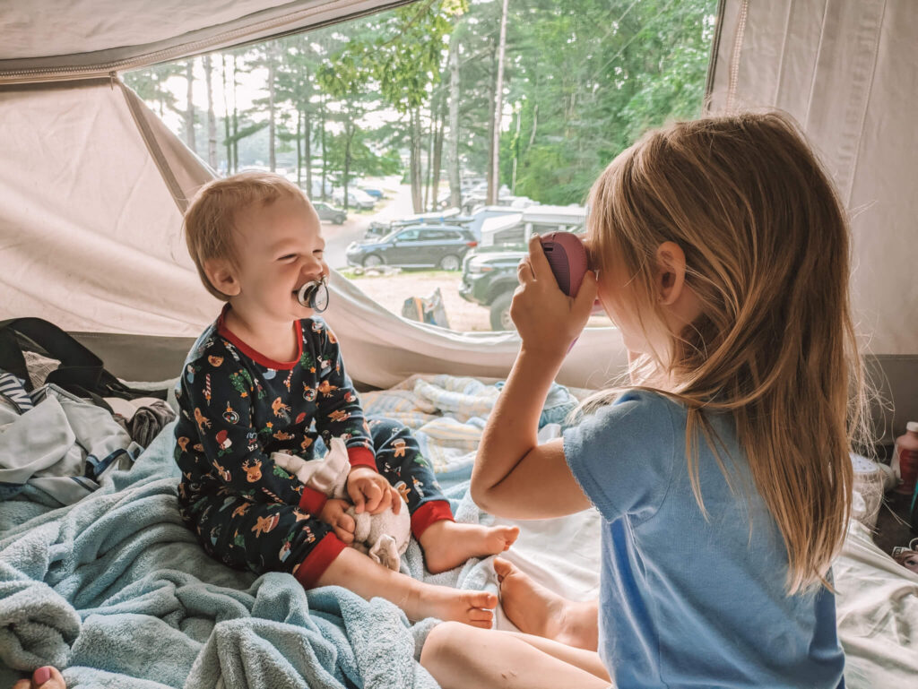 Une caméra est l'un des meilleurs cadeaux pour les enfants qui voyagent - ils peuvent prendre leurs propres photos pendant les voyages en famille