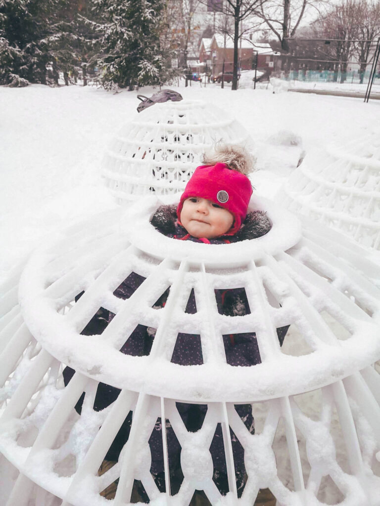 Un bébé qui s'amuse à Bal de neige à Ottawa - l'une des meilleures activités à faire à Ottawa avec des enfants en hiver