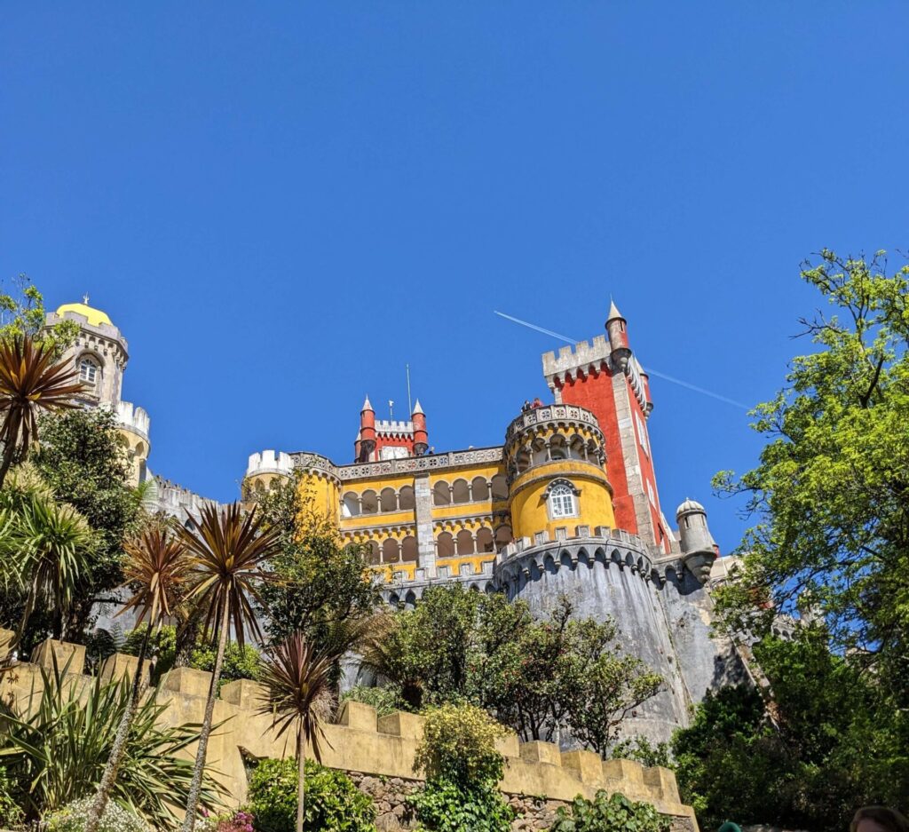 Le Pena Palace est l'une des meilleures choses à faire à Sintra avec des enfants, l'une des meilleures excursions depuis Lisbonne (idéal pour un itinéraire pour Lisbonne avec des enfants)