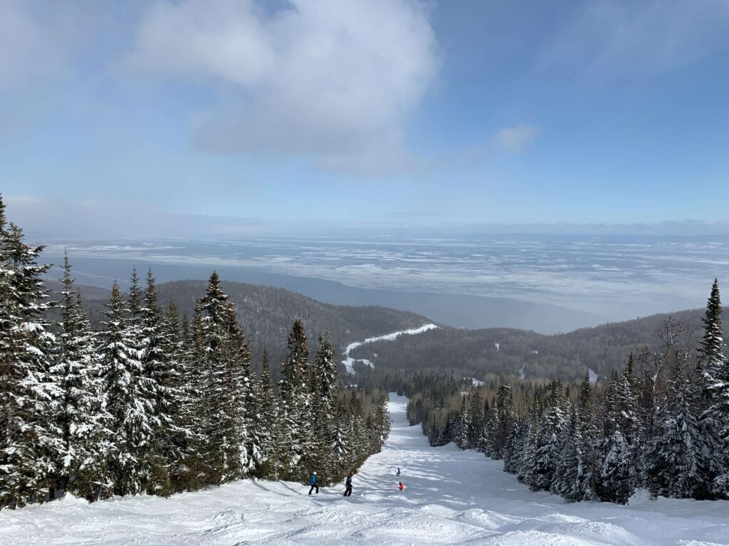 Faire du ski alpin est l'une des meilleures choses à faire à Québec en hiver avec des enfants - Sur la photo: Le Massif Charlevoix