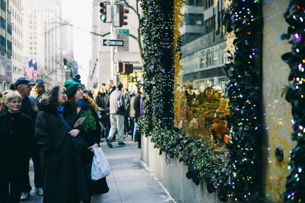 Ne manquez pas les décorations de Noël dans les vitrines des boutiques sur la 5e avenue à New York à Noël avec des enfants