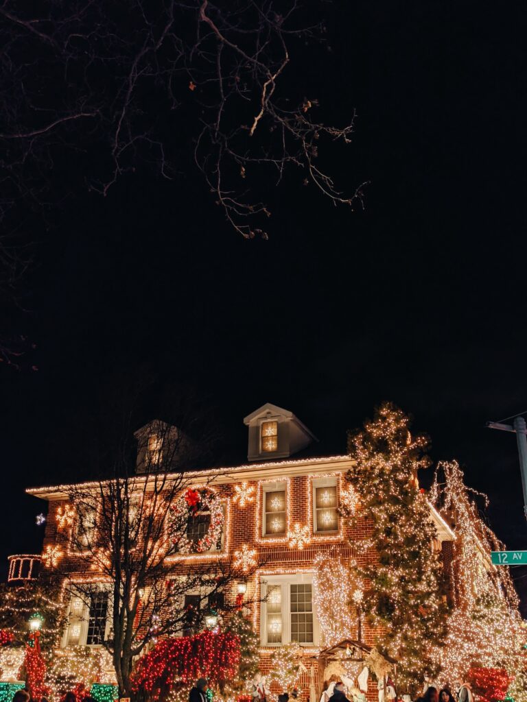 Admirer les décorations de Noël à Dyker Heights est l'une des meilleures choses à faire à New York à Noël avec des enfants