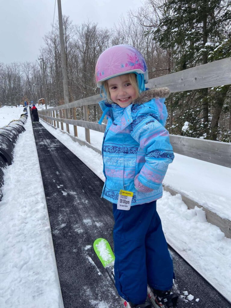 le ski alpin est l'une des meilleures activités familiales à Ottawa en hiver avec des enfants