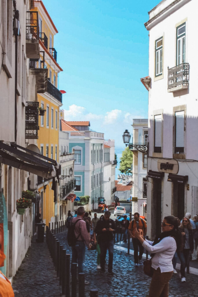Alfama est un magnifique quartier à visiter à Lisbonne avec des enfants