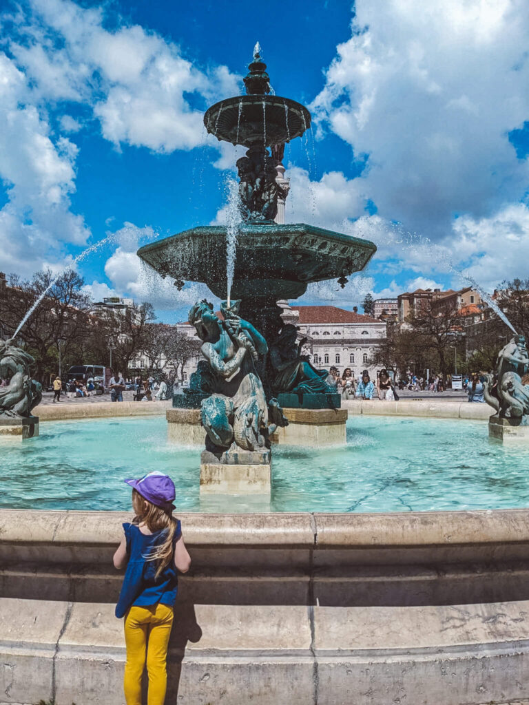 Des fontaines baroques à la place Rossio - l'un des meilleurs endroits à visiter à Lisbonne avec des enfants