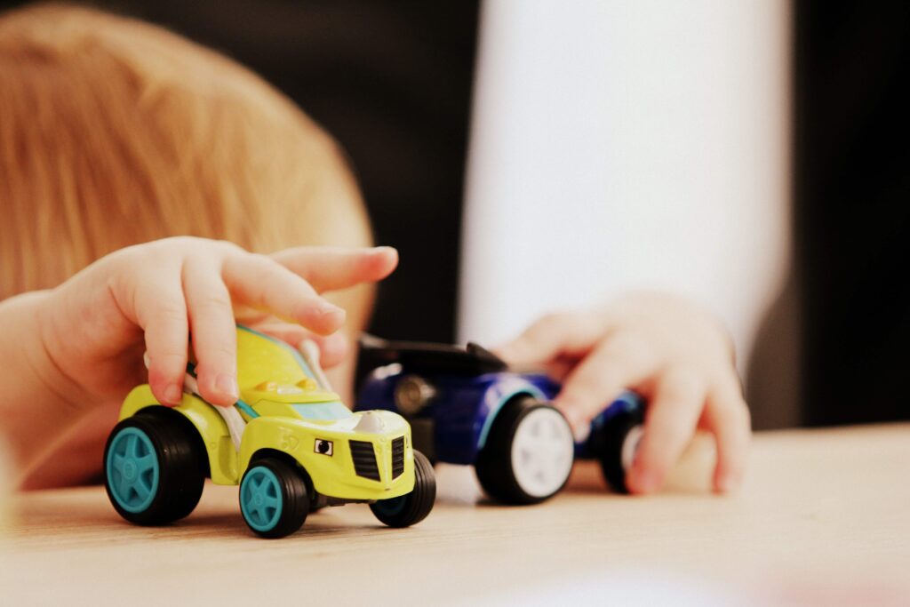 les voitures sont d'excellents jouets pour l'avion pour les tout-petits - ils sont parfaits pour voyager en avion avec des enfants