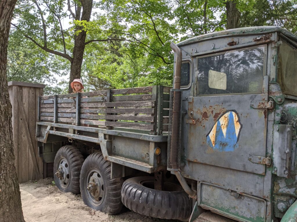 Les enfants peuvent grimper sur des avions et des camions dans la plupart des aires de jeux du Zoo de Granby