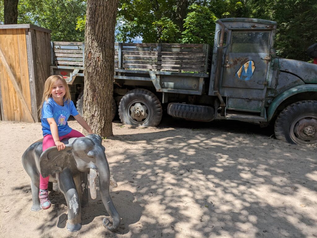Un enfant s'amuse dans l'une des aires de jeux du Zoo de Granby