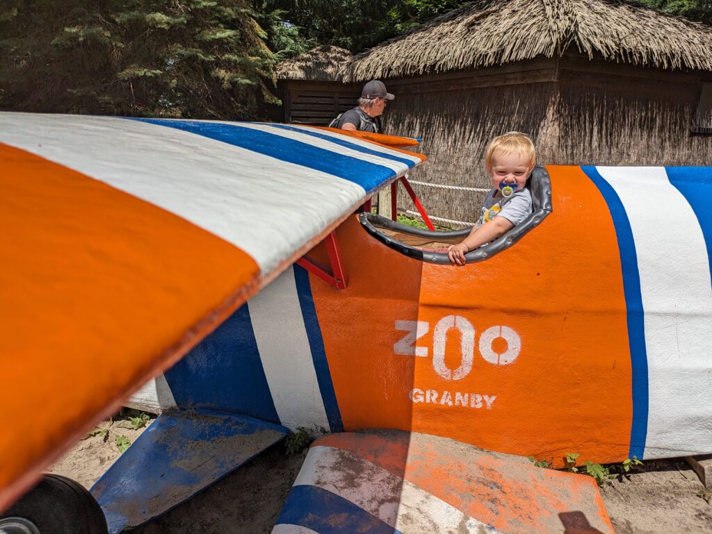 Un tout-petit dans un avion au Zoo de Granby - une des aires de jeux du Zoo