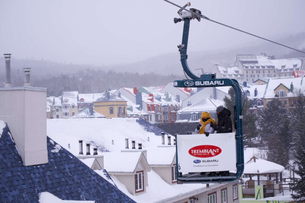 Mont-Tremblant est l'une des meilleures villes à visiter en hiver au Québec - c'est l'une des meilleures stations de ski au Canada pour les familles