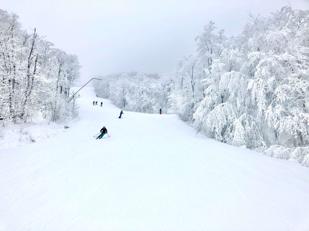 Mont-tremblant est l'une des meilleures villes à visiter en hiver au Québec - c'est l'une des meilleures stations de ski au Canada pour les familles