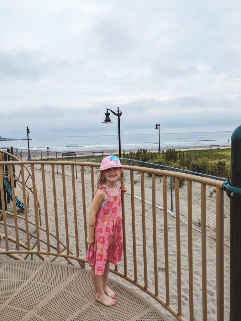 L'immense parc qui fait face à l'océan à la plage Short Sand Beach à York fait d'elle l'une des meilleures plages pour les familles dans le Maine