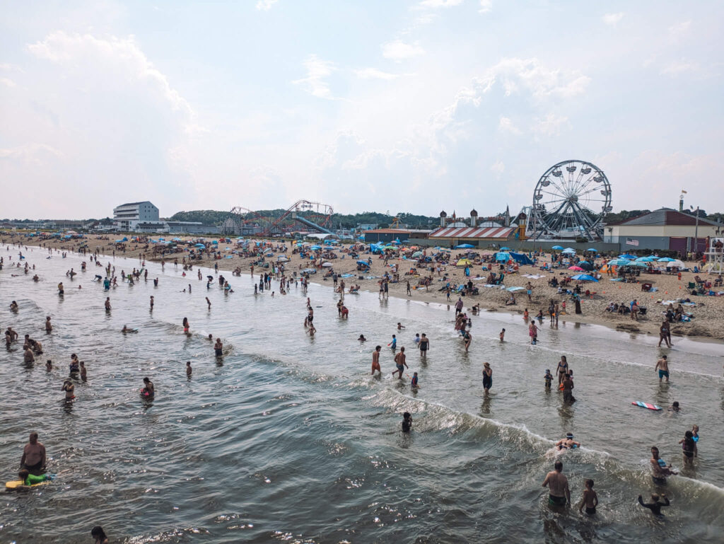 Avec un parc d'amusement à proximité, la plage d'Old Orchard est l'une des plus connues et des meilleures plages dans le Maine pour les familles