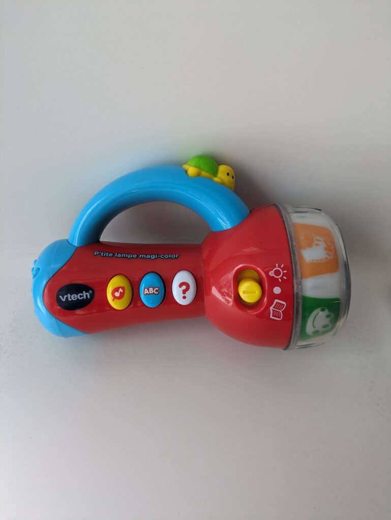 Une lampe de poche musicale pour enfant est un excellent jouer à apporter en camping avec des enfants