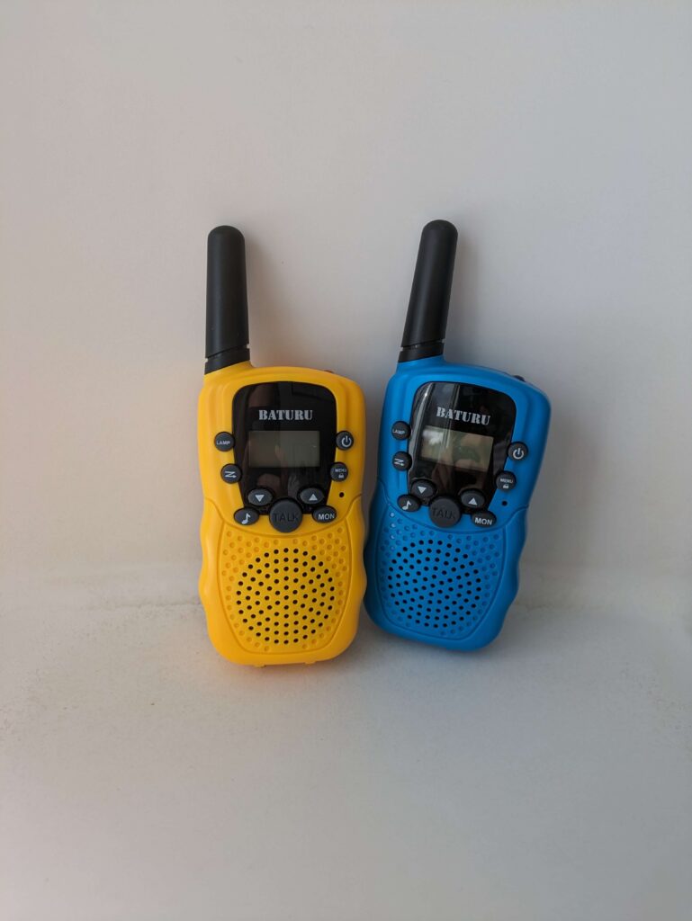 Des émetteurs-récepteurs (walkie-talkies) sont d'excellents cadeaux pour les enfants qui voyagent