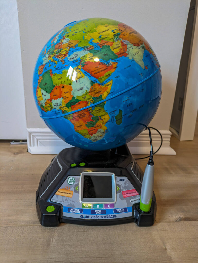 Le globe-terrestre interactif de LeapFrog est l'un des meilleurs cadeaux pour des enfants qui voyagent