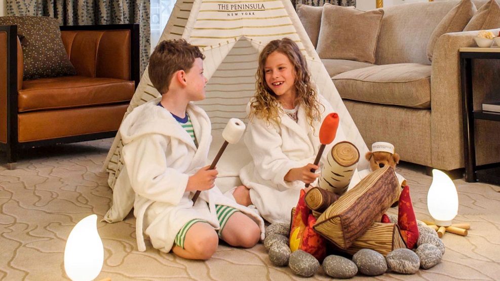 L'hôtel Peninsula New York est l'un des meilleurs hôtels familiaux à NYC - regardez l'option du Peninsula Camp pour un séjour mémorable.