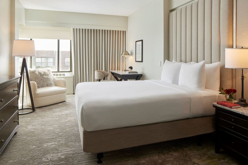 With spacious rooms andgreat location, the Capitol Hill Hotel is one of the best family hotels in Washington DC.