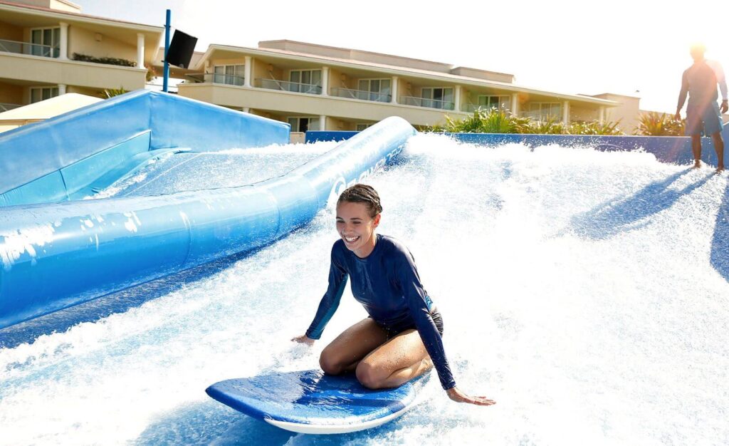 Le Flowrider, un simulateur de surf, est une activité amusante pour les familles qui voyagent au Mexique avec des adolescents.