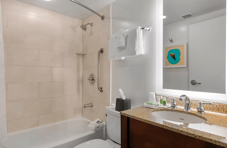 We had a clean bathroom (equipped with a bath) during our stay at the Holiday Inn Orlando Disney Springs.