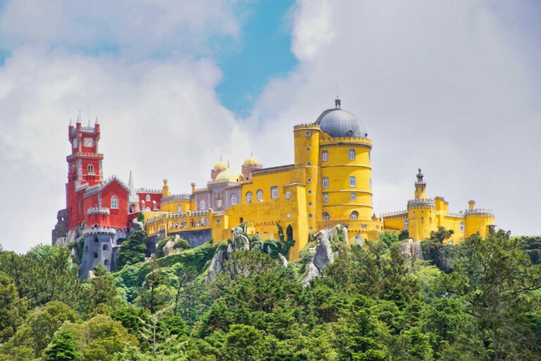 Sintra est la plus connue et populaire des excursions d'une journée depuis Lisbonne. Elle est familiale et accessible en train depuis Lisbonne.