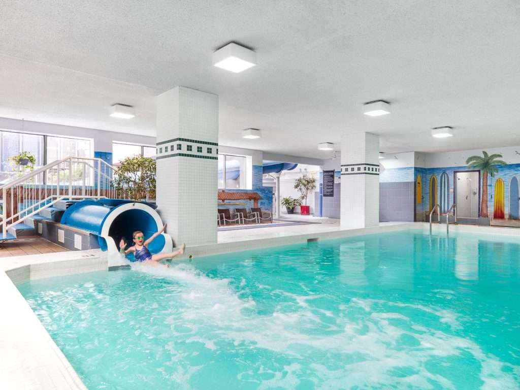 La glissade d'eau est l'une des raisons pour lesquelles le Chelsea Hotel est l'un des meilleurs hôtels pour les familles à Toronto.