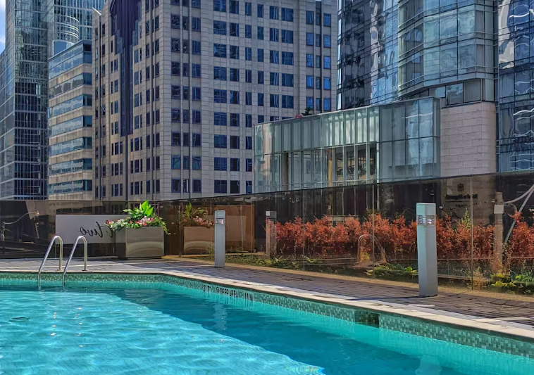 Avec une belle piscine intérieure/extérieure, le Hilton Toronto se classe parmi les les meilleure hôtels pour les familles à Toronto.