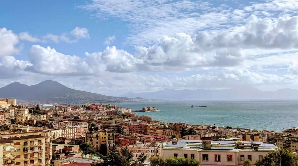 Reconnue pour ses délicieuses pizzas, Naples est l'une des meilleures excursions d'une journée au départ de Rome en train pour les familles.