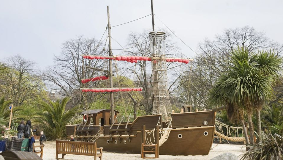 Bateau de pirate à l'aire de jeux du Diana Memorial Playground à Londres
