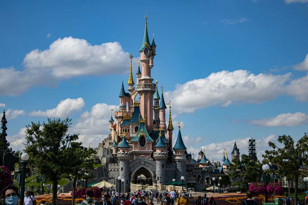 Disneyland Paris est l'une des excursions d'une journée au départ de Paris en train les plus populaires auprès des familles.