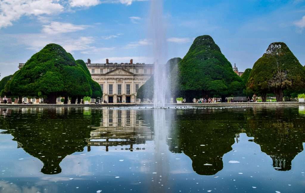 Hampton Court est l'une des plus jolies villes près de Londres pour des excursions d'une journée en train.