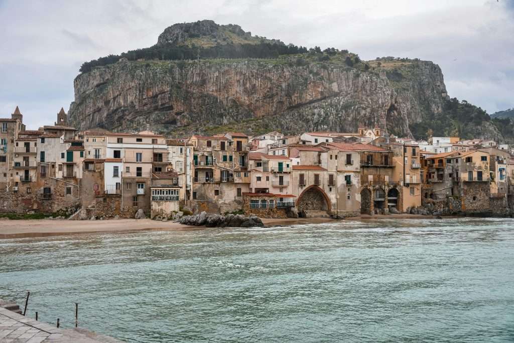 La plage de Cefalu est l'une des meilleures plages en Italie pour les familles