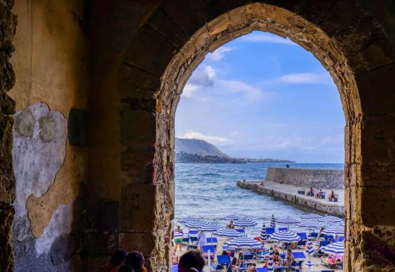 Cefalu Beach est l'une des plus belles plages en Italie pour les familles