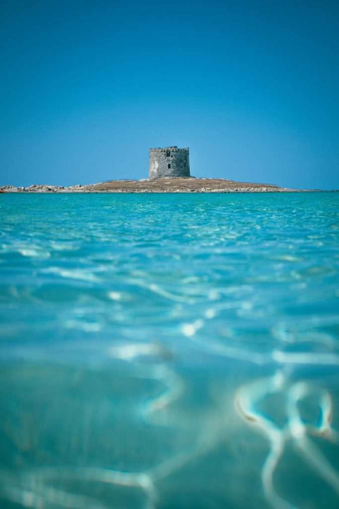 La Pelosa Beach en Sardaigne est l'une des meilleures plages en Italie pour les familles - la plage ressemble à un paradis tropical!