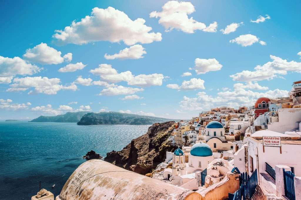 Avec des paysages époustouflants et de la bonne nourriture, Santorini est l'une des meilleures destinations pour un babymoon cette année.