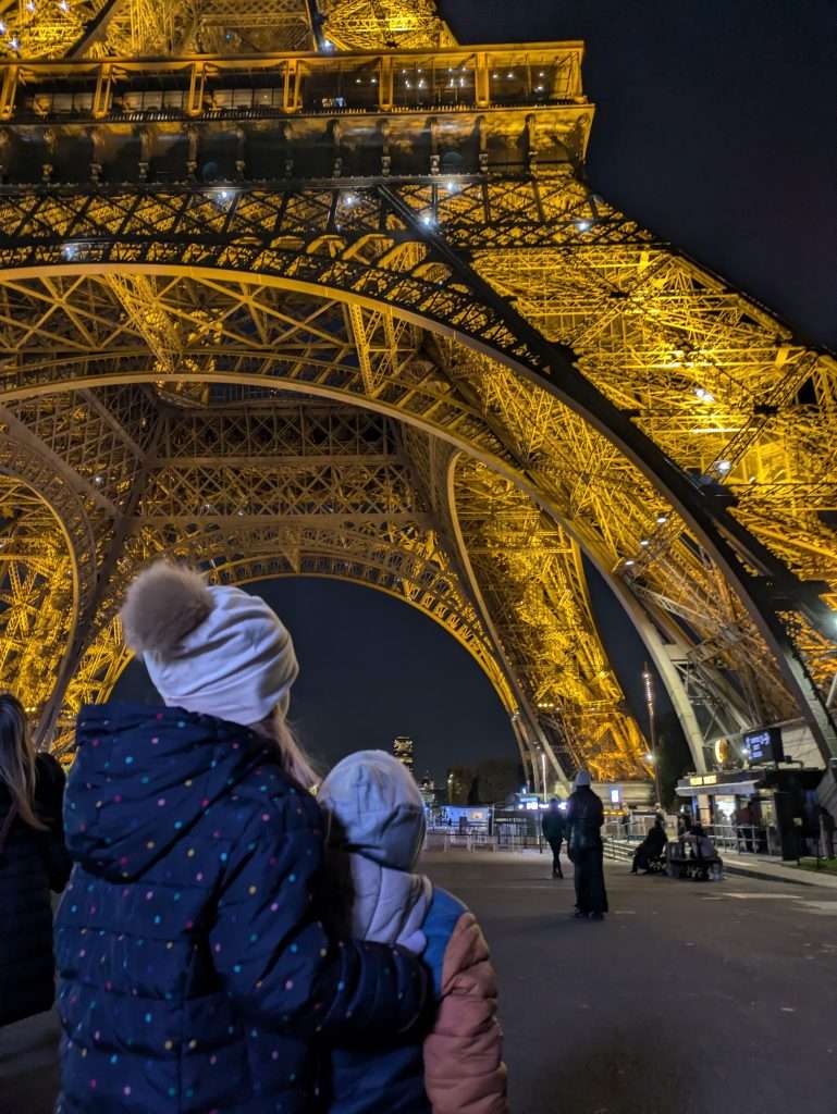 Regarder la tour Eiffel scintiller est l'une des meilleures choses à faire avec des enfant à Paris le soir