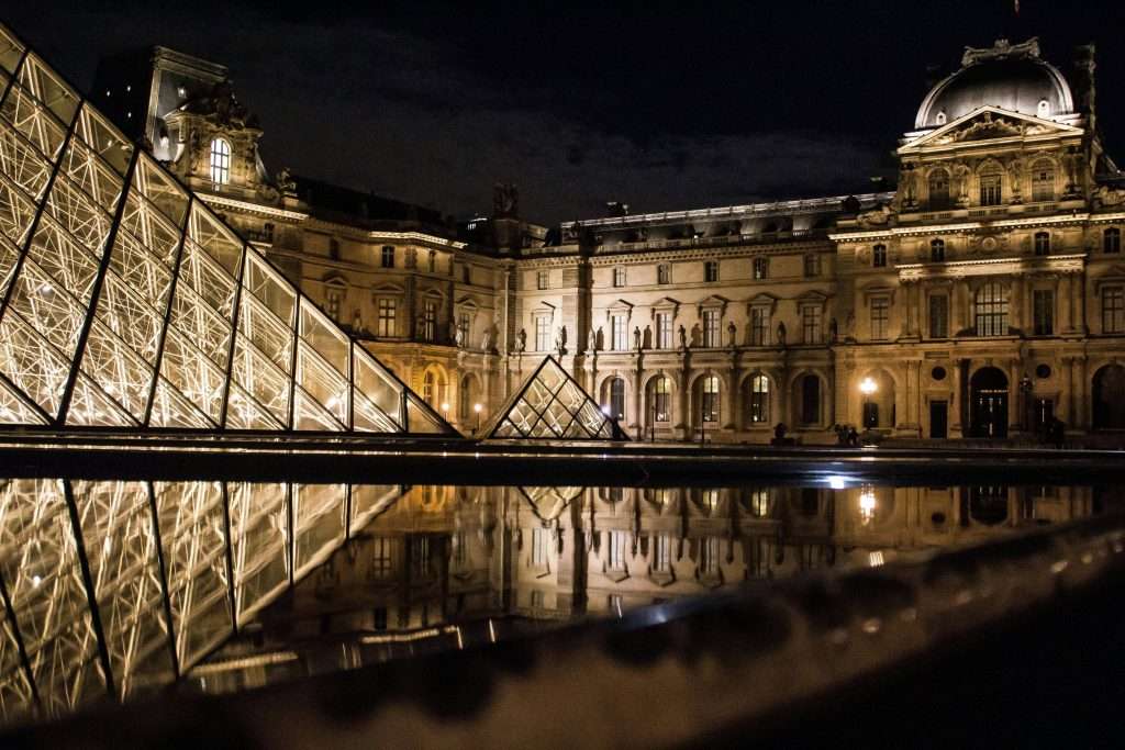 Le Louvre illuminé à Paris le soir
