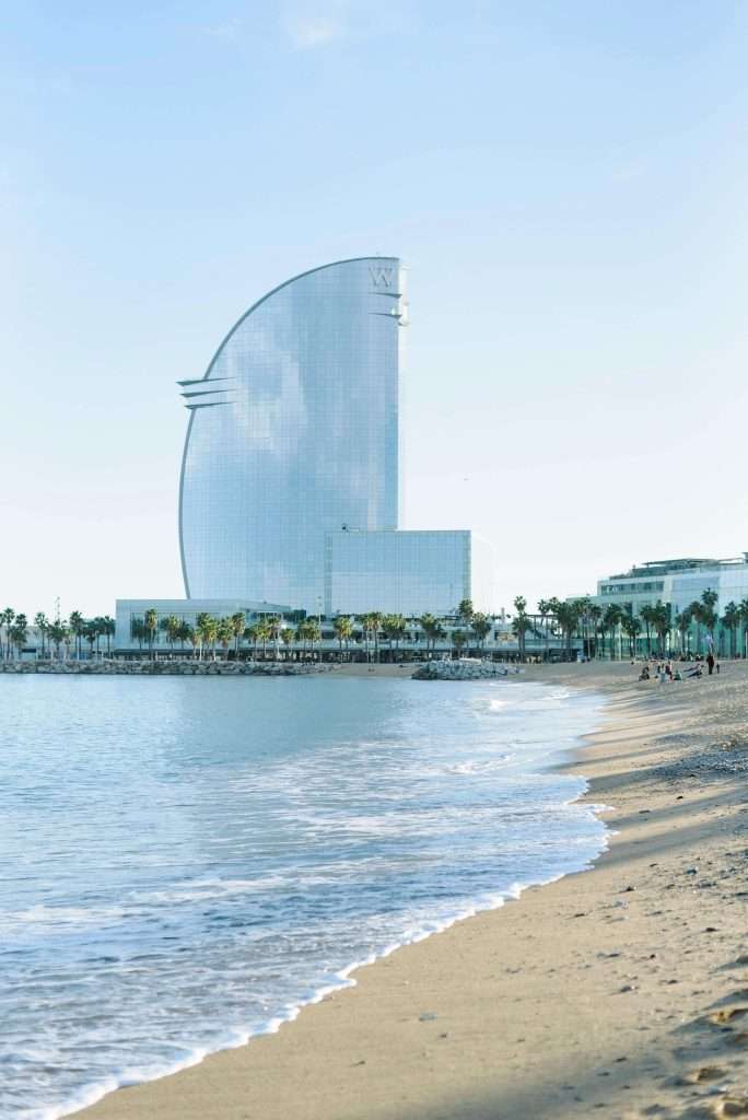 Passer un après-midi sur la plage de la Barceloneta est l'une des choses les plus amusantes à faire lors d'une visite de Barcelone en 3 jours.