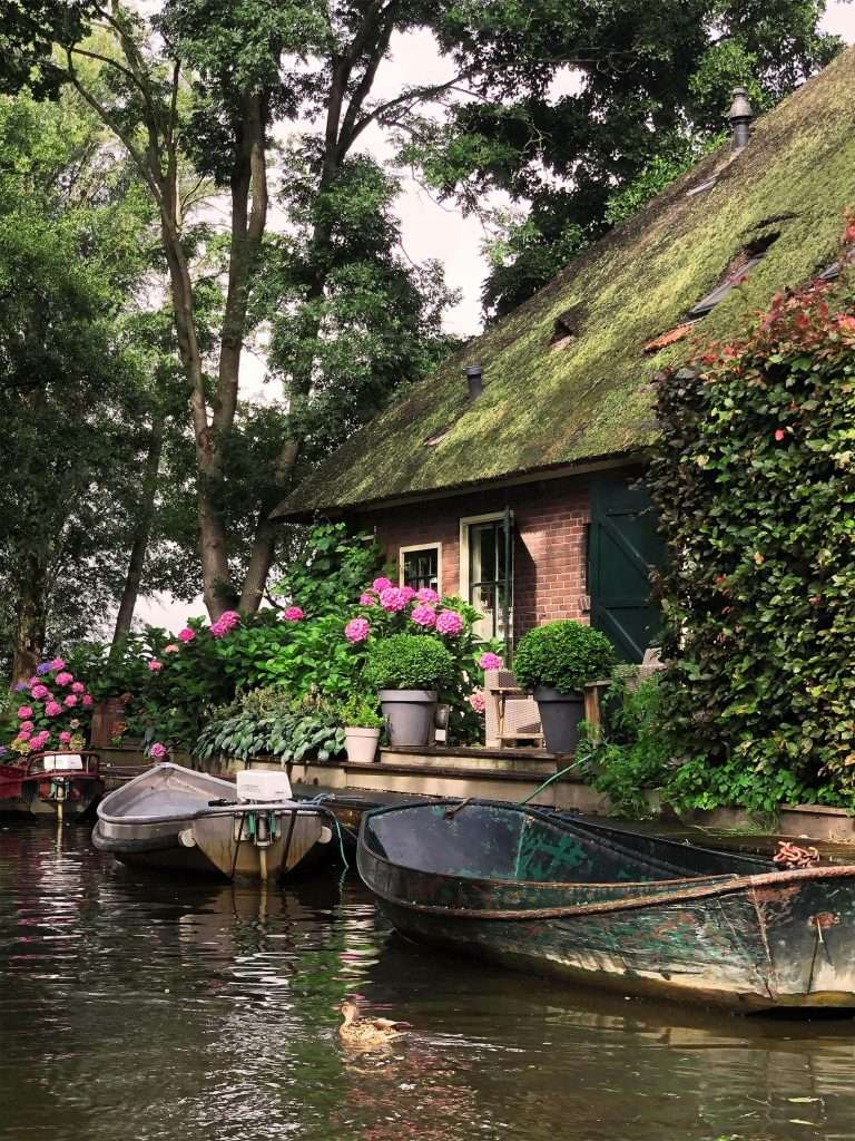 Giethoorn - discover this charming city near Amsterdam by boat!