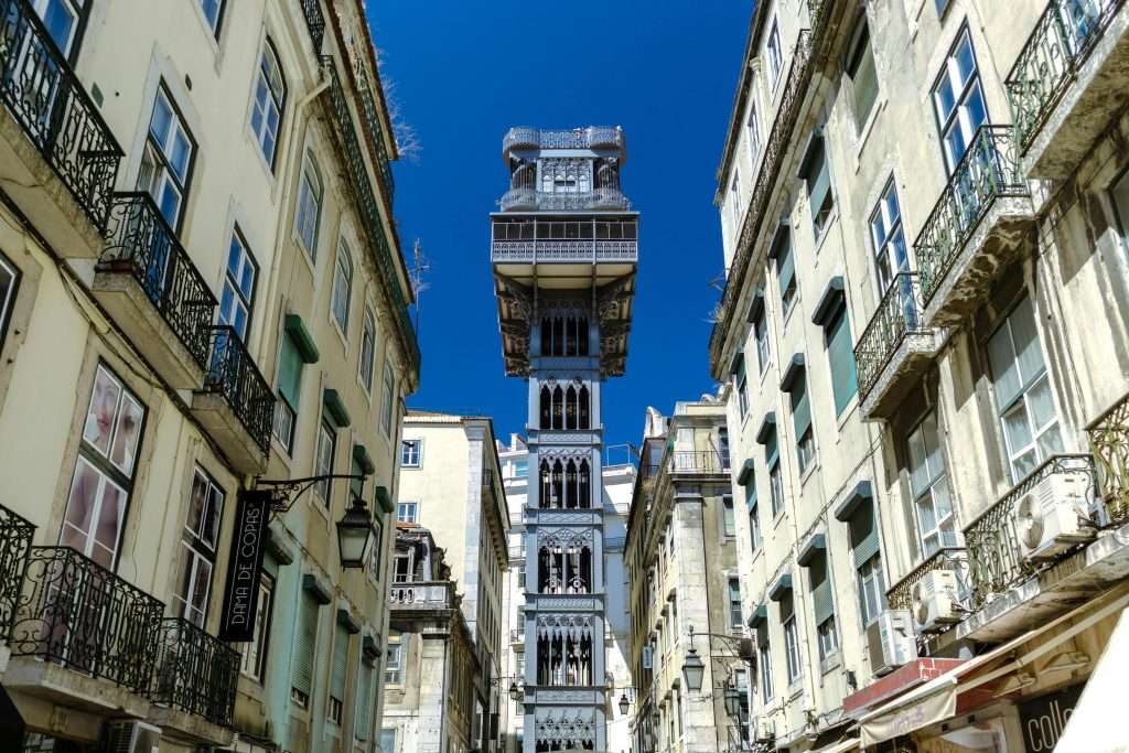 Santa Justa Lift à Lisbonne - un point de vue fantastique qui mérite d'être ajouté à n'importe quel itinéraire pour Lisbonne